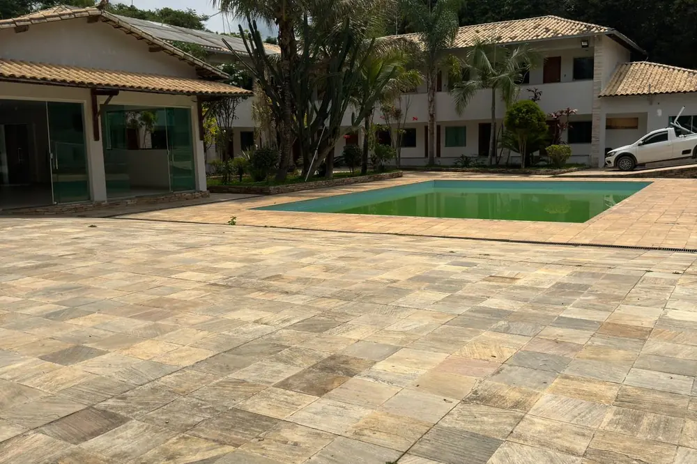 Clínica de reabilitação em Itabira - MG Área externa com piscina e piso de pedra ao lado dos alojamentos