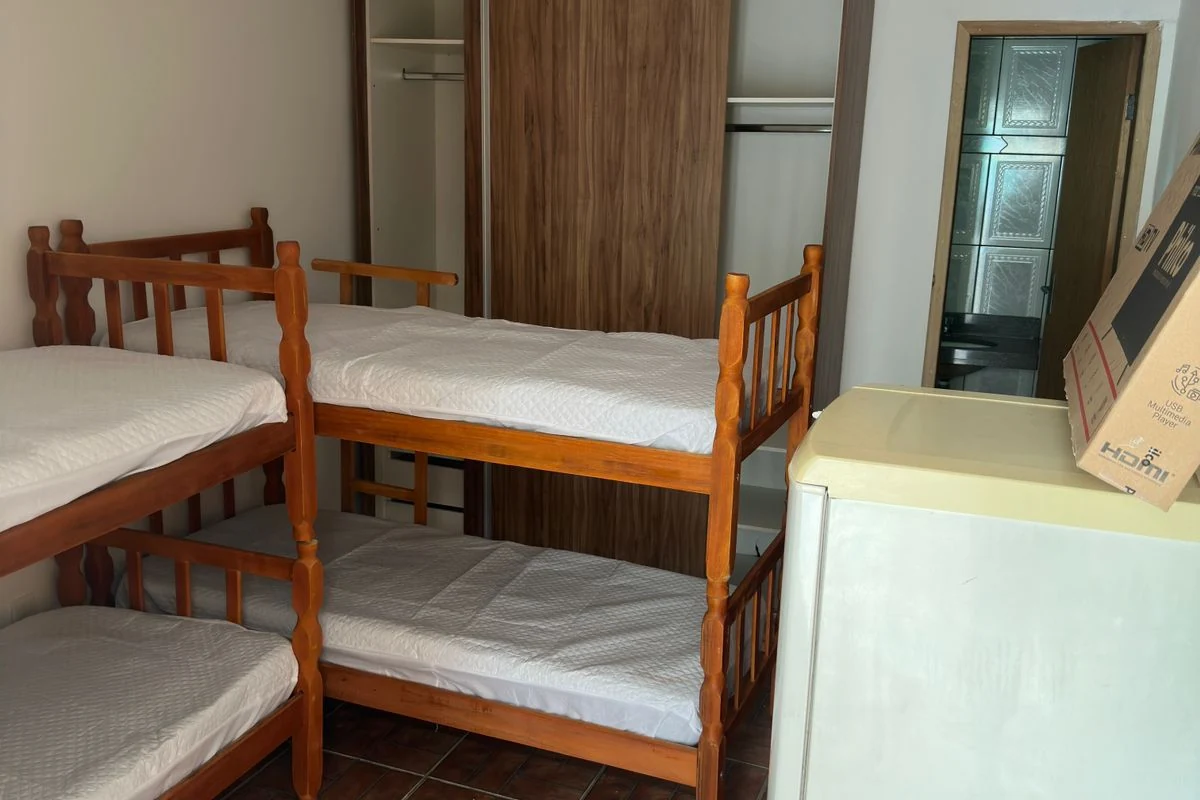 Clínica de reabilitação em Itabira - MG Dormitório com camas de madeira em beliche