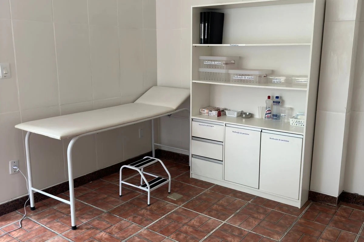 Clínica de reabilitação em Itabira - MG Sala de atendimento com maca e armário de materiais