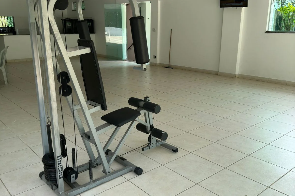 Clínica de reabilitação em Itabira - MG Sala de musculação com estação de exercícios